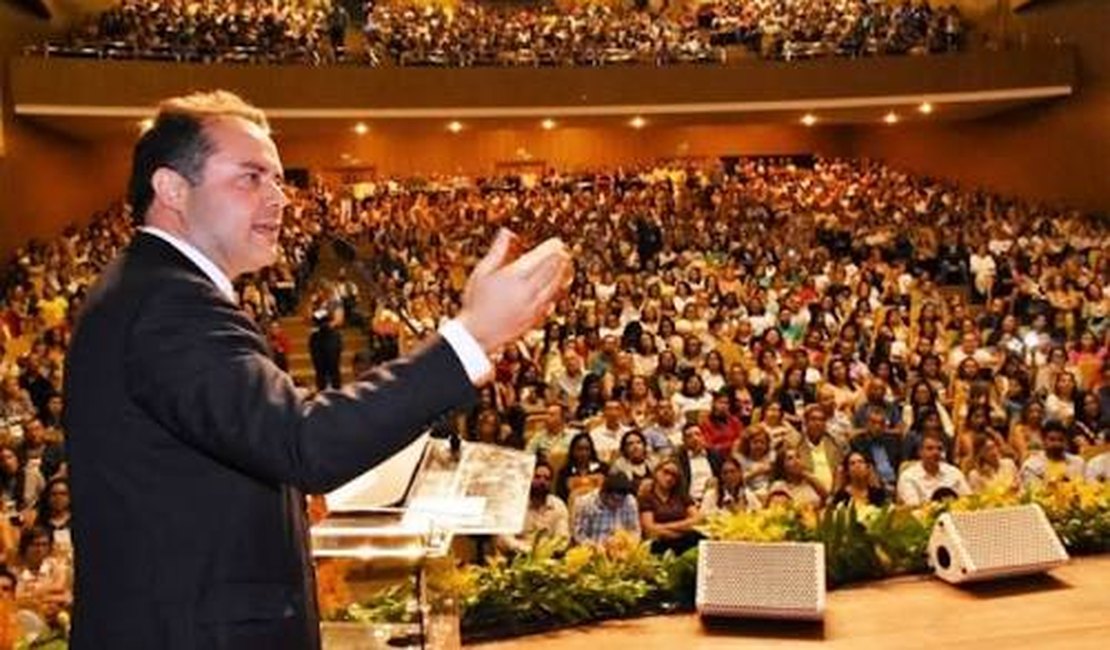 Renan Filho anuncia 14ª salário para servidores das escolas que atingirem as metas do Escola 10