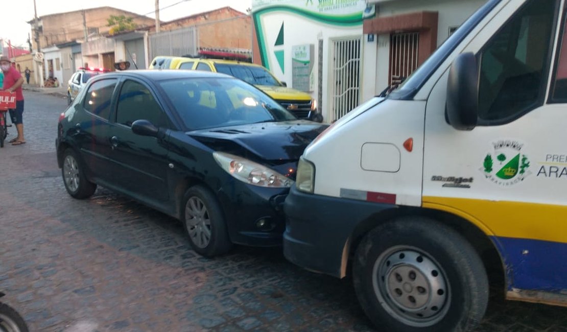 Colisão entre ambulância e veículo de passeio deixa o trânsito lento em rua de Arapiraca