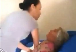 VÍDEO. Pastora é flagrada agredindo sogra idosa na frente de crianças