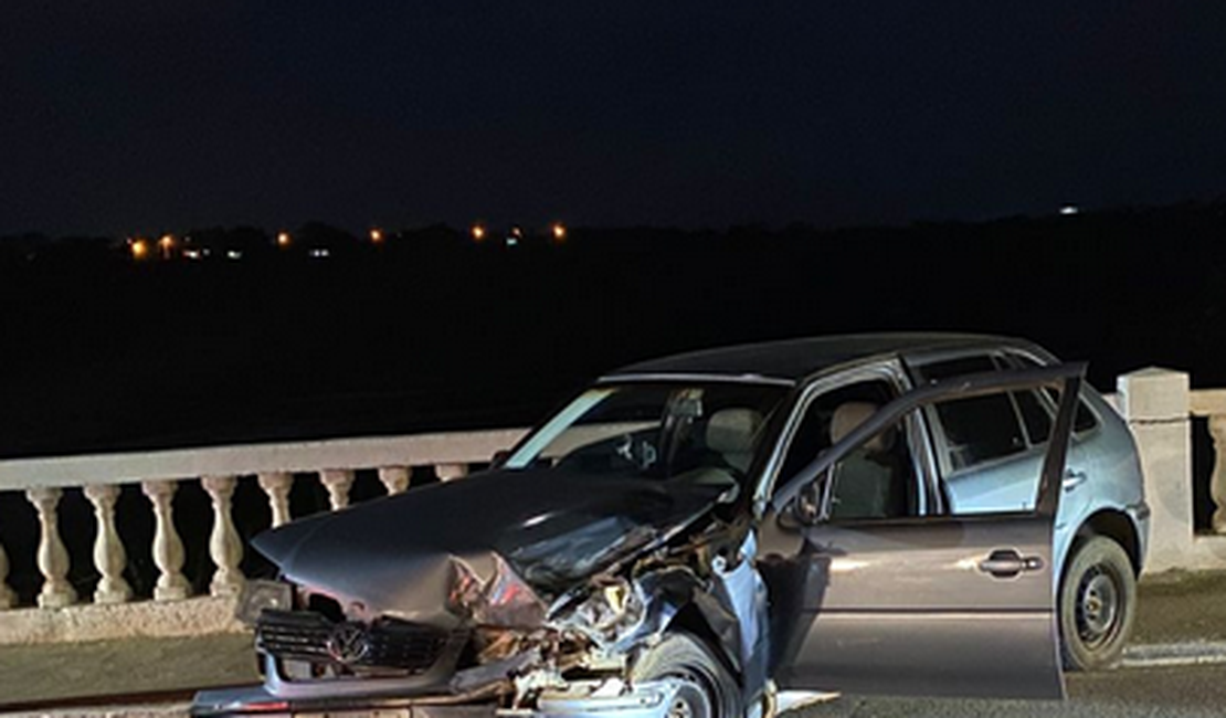 Colisão envolvendo carro e caminhão com carga de água mineral deixa homem ferido em Craíbas