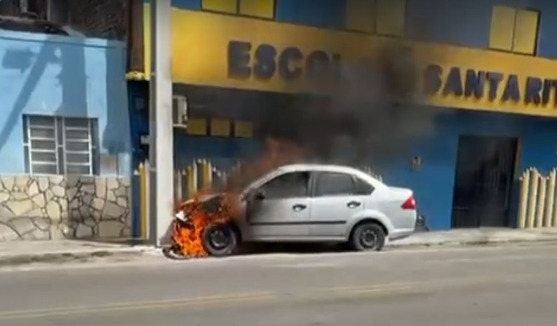 Carro colide com poste e pega fogo no centro de Delmiro Gouveia