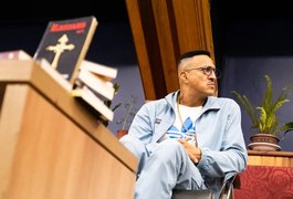 Mano Brown recebe título de 'doutor honoris causa' por universidade na BA