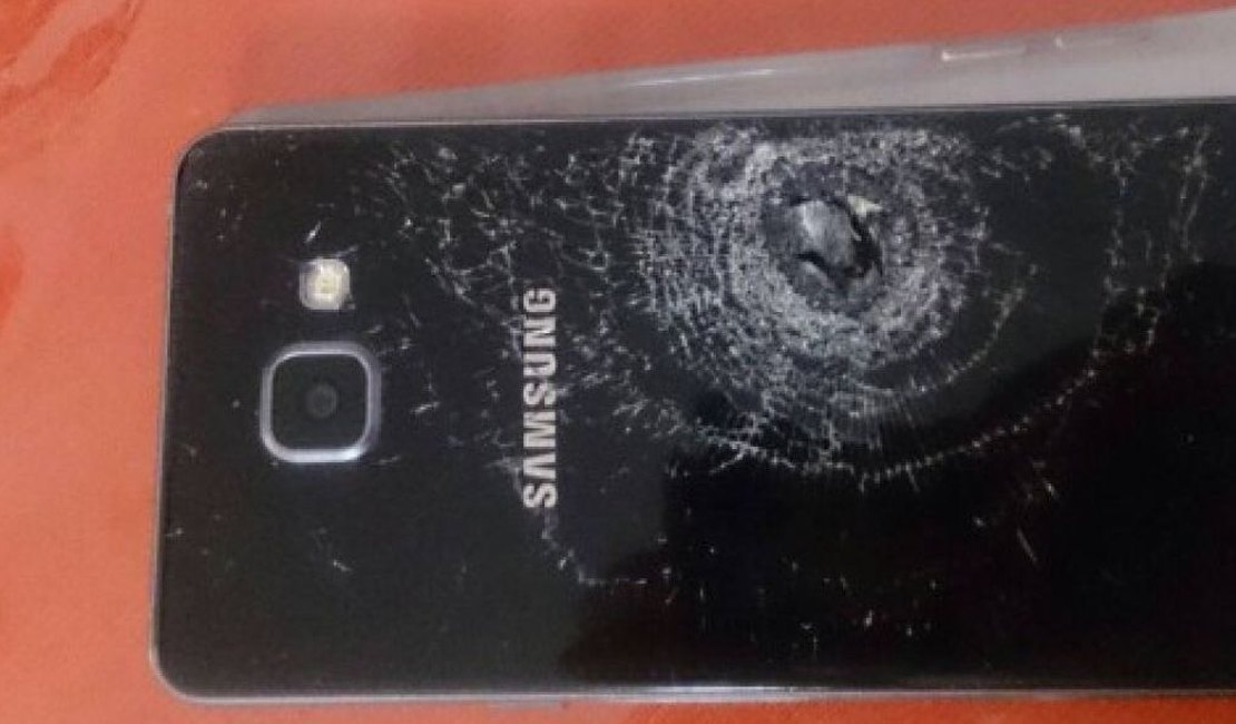 Mulher é 'salva por celular' durante tiroteio em favela