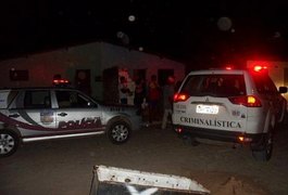 Homem é assassinado na porta de casa em Maribondo