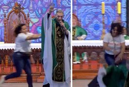 Vídeo. Padre Marcelo Rossi é empurrado e cai de altar durante missa