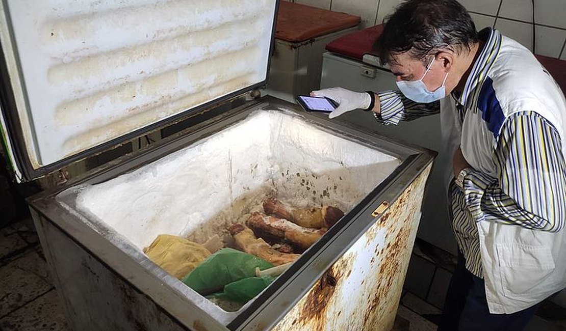 Fiscalização flagra carnes estragadas em freezers enferrujados no Mercado da Produção