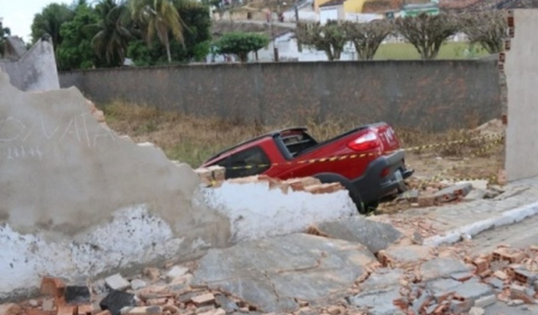 Casal rouba veículo e colide em muro após tentar fugir da polícia em Capela