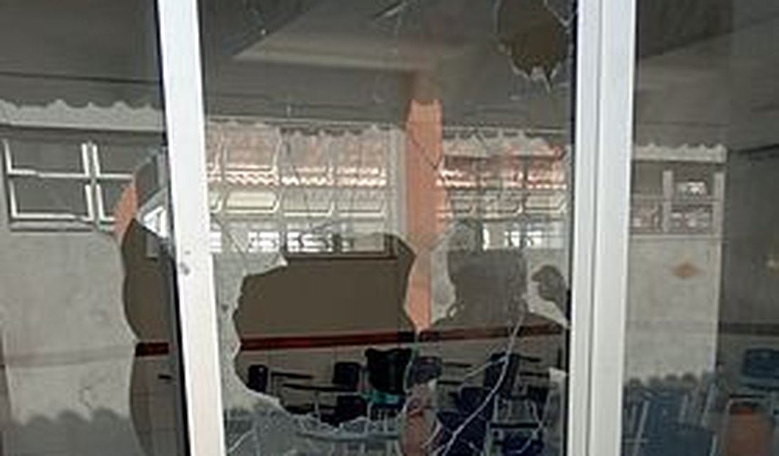 Escola Estadual é invadida, depredada e incendiada em Rio Largo