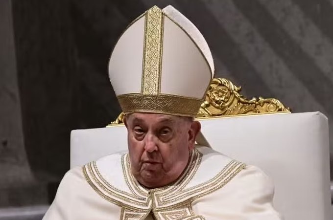 Papa Francisco não está mais em perigo iminente, mas segue sem previsão de alta