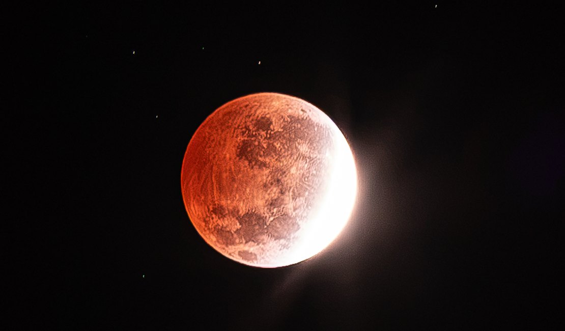 Épico no Céu: Eclipse Lunar Parcial Enche os Olhos dos Alagoanos com 96% da Lua Sombreada