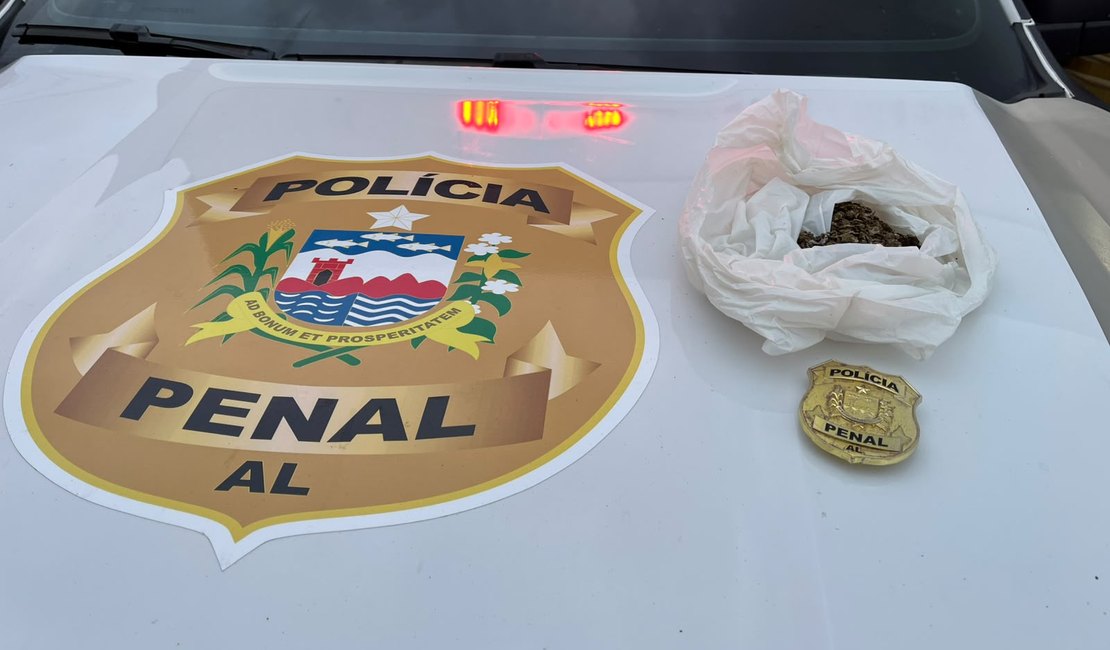 Polícia Penal prende mulher por tentar entrar com drogas no Presídio de Segurança Máxima, em Maceió