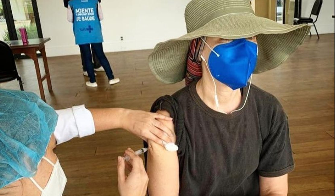 Voltou atrás? Após polêmica ao recusar vacina, Fernanda Torres toma primeira dose da AstraZeneca