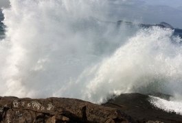 Capitania dos Portos alerta para ondas de até 4 metros e ventos fortes no litoral alagoano