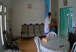 Câmeras registram invasão a residência na Jatiúca; suspeito leva equipamento de segurança