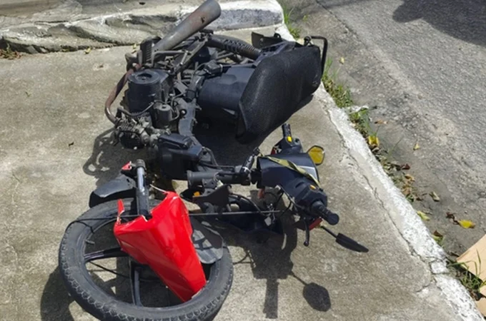 Motociclista e passageira de 17 anos sofrem ferimentos em colisão na parte alta de Maceió