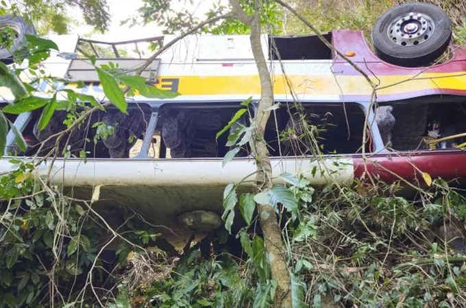Remoção de ônibus acidentado na Serra da Barriga é suspensa novamente após quebra de equipamento