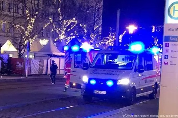 Carro invade mercado de Natal na Alemanha e atropela visitantes