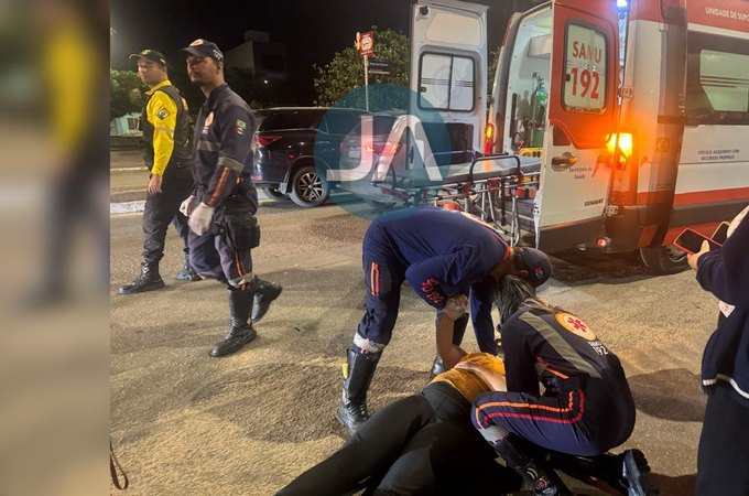 Colisão entre carro e moto deixa mulher ferida no Bosque das Arapiracas
