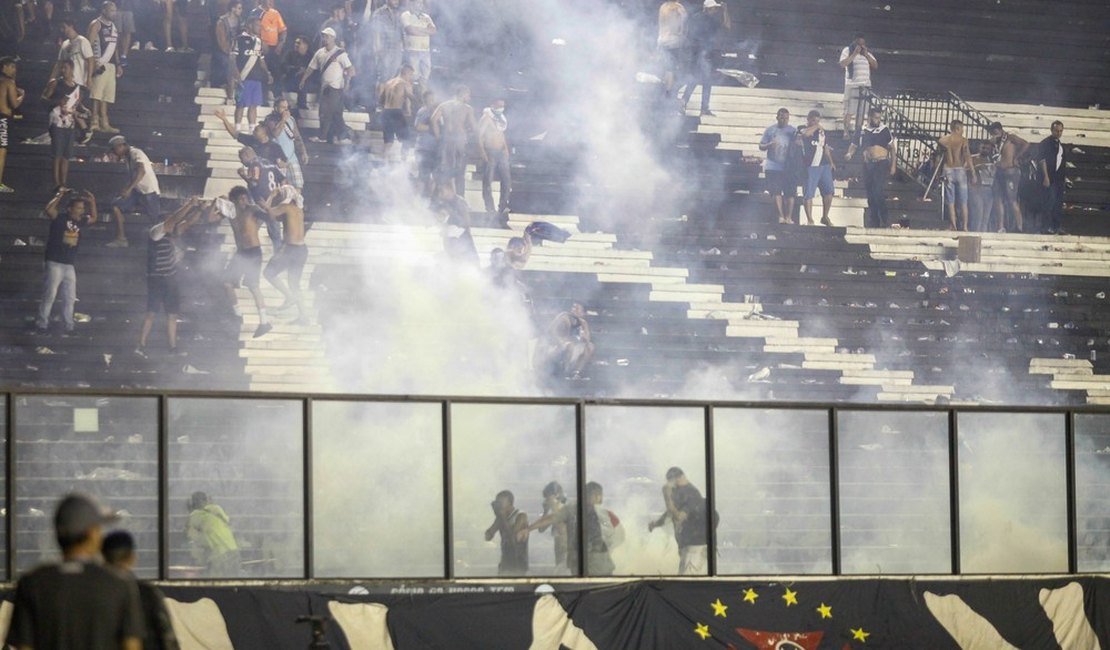 Torcedor do Vasco morre baleado após confrontos em São Januário