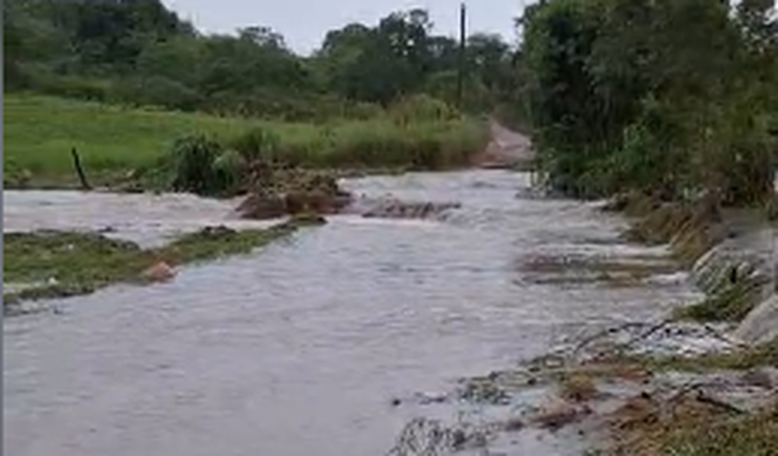 VÍDEO: Estrada que dá acesso ao Sítio Flexeiras, em Arapiraca, é coberta pela água