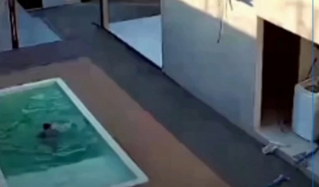 Pai salva filhos que se afogavam em piscina de residência em Arapiraca; vídeo mostra momento do resgate