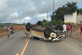 Vídeo. Motorista perde controle em curva, bate em ribanceira e capota veículo, em Arapiraca