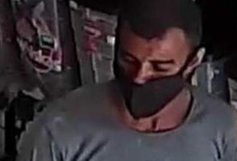 Vídeo: Sorrateiramente, homem furta saco de ração em estabelecimento comercial de Arapiraca