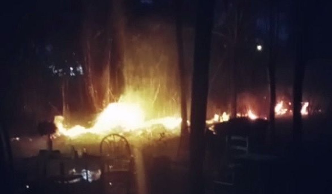 Vegetação de área residencial pega fogo na parte alta de Maceió