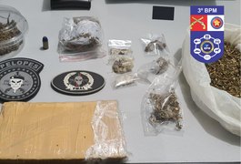 Mulher denuncia invasão de domicílio e polícia encontra droga escondida na casa dela, em Arapiraca