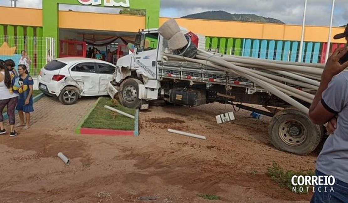 Motorista perde controle de caminhão e bate veículo em carro e creche no Sertão de Alagoas