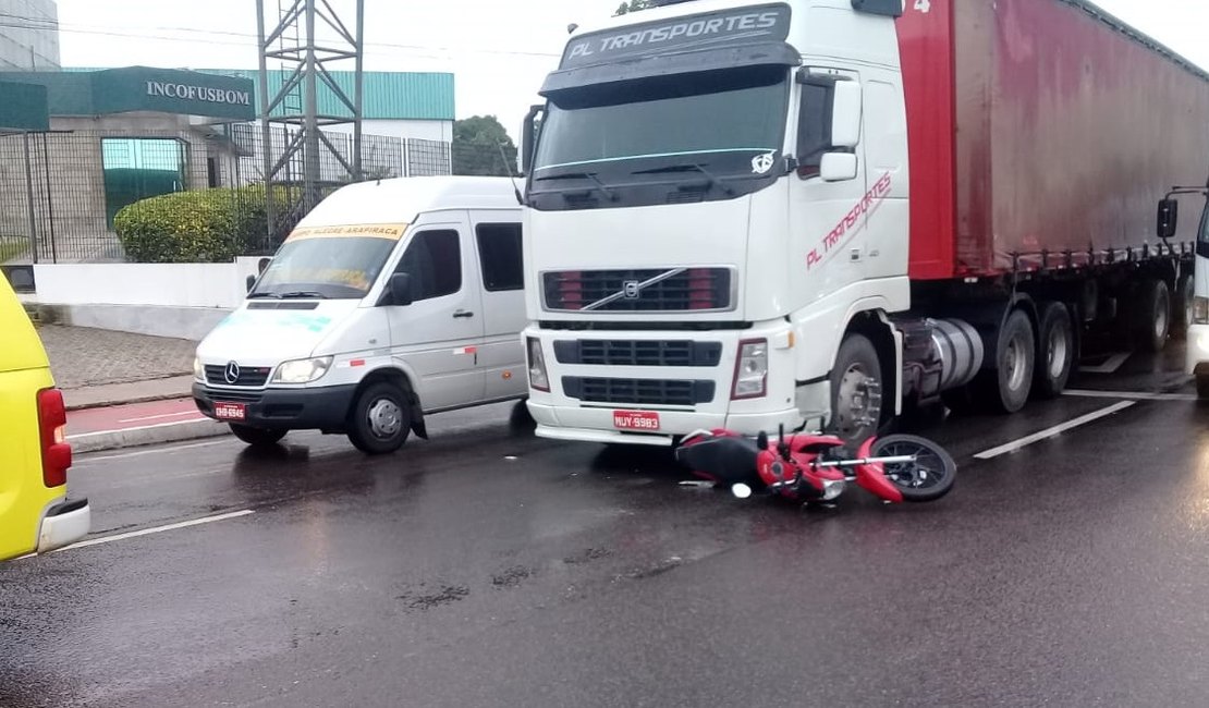 Motocicleta fica embaixo de carreta após acidente em Arapiraca