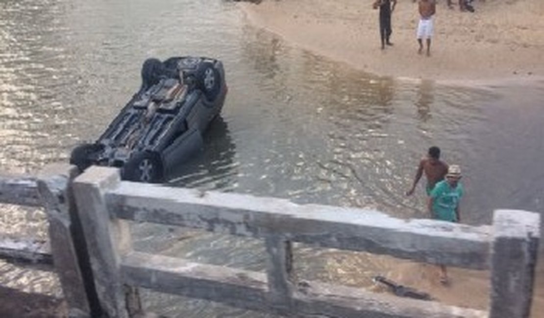 Condutor perde controle da direção e veículo despenca de ponte no Riacho Doce