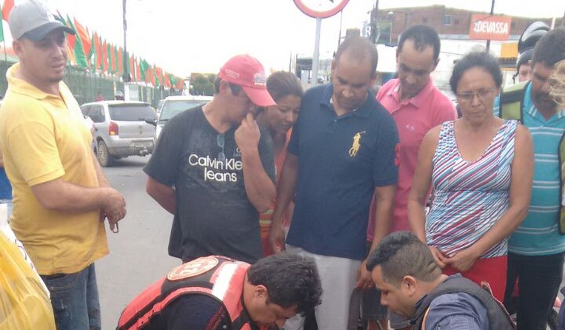 Colisão entre três motos deixa mulher ferida em Arapiraca