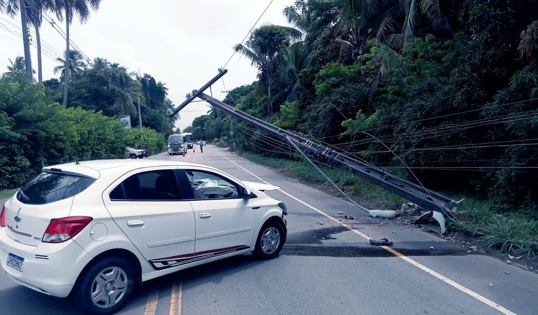 Grávida fica ferida após colisão com poste em rodovia alagoana