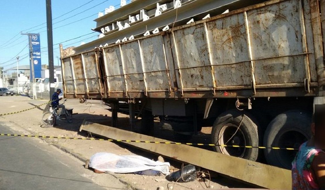 Homem de 29 anos morre após ser atingido por viga de construção