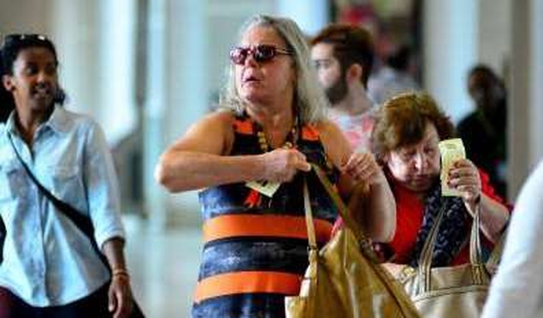 Vera Fischer aparece quase irreconhecível em aeroporto do Rio