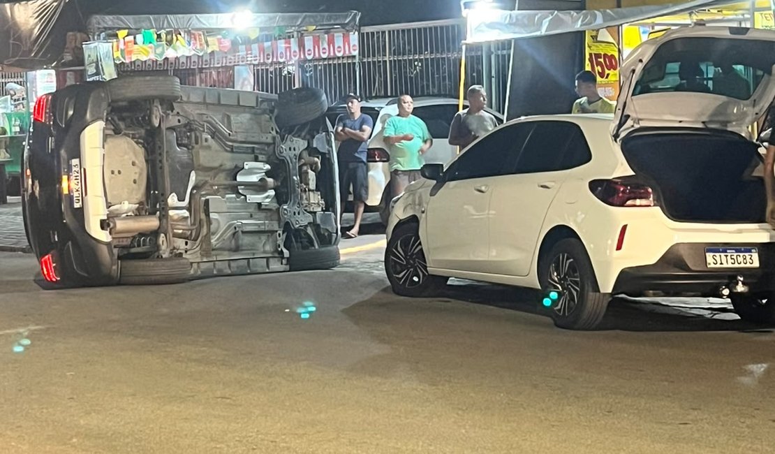 Carro tomba após perder o controle em quebra-molas em Arapiraca