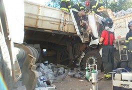 Grave acidente deixa um morto e um ferido na AL-101 Sul