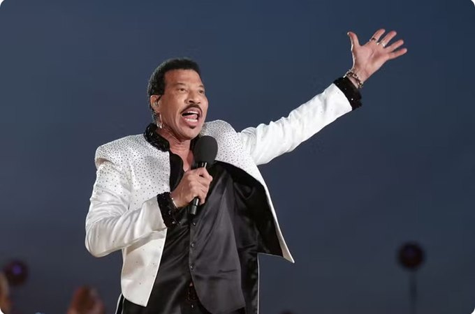 Cantor Lionel Richie é internado e realiza exames após show, segundo site