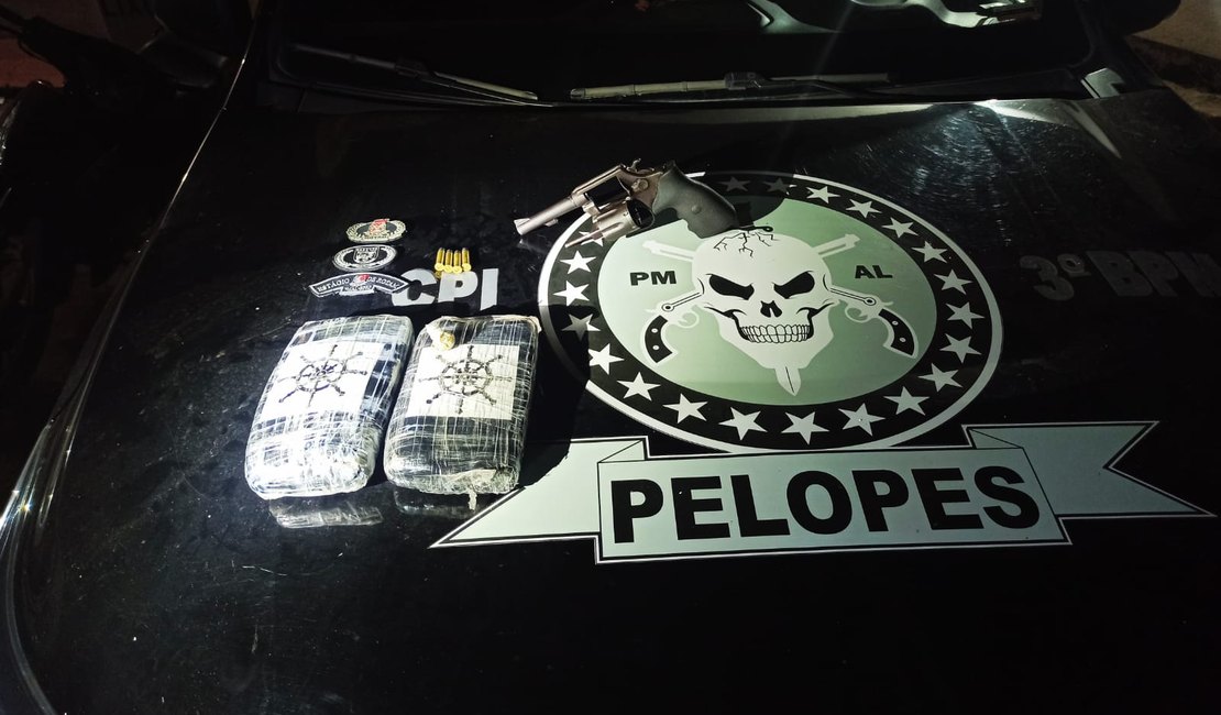 Homem tenta escapar de flagrante jogando mochila com cocaína e arma por cima do muro, em Arapiraca