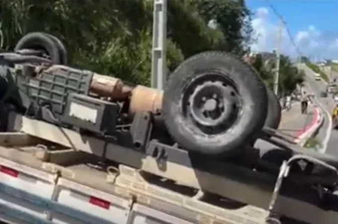 Motorista fica ferido após tombar caminhão com carga de concreto em Maceió