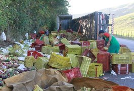 Caminhão carregado com frutas tomba na BR-316, em Maribondo