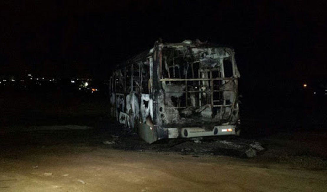 Bandidos tentam incendiar ônibus em terminal do Benedito Bentes