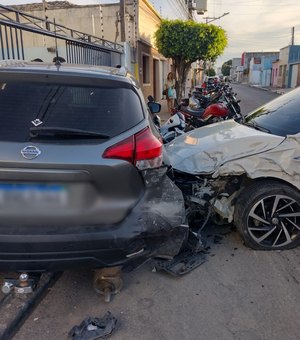 Câmeras de segurança flagram acidente envolvendo dois veículos de passeio e sete motos, em Arapiraca