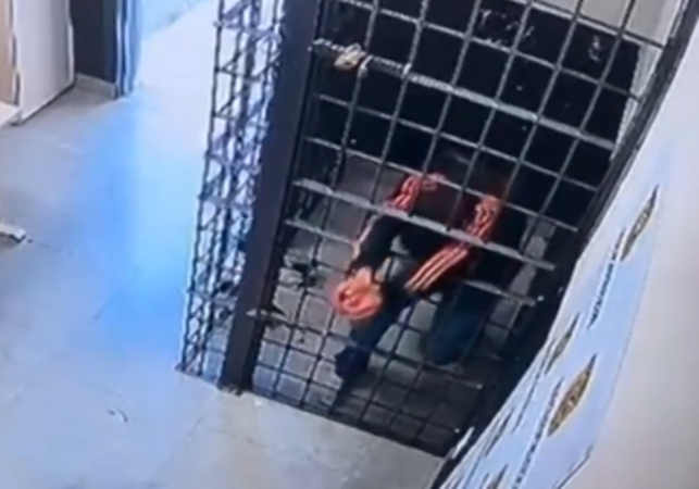 Preso passa por buraco em grade de cela e foge de delegacia em Florianópolis