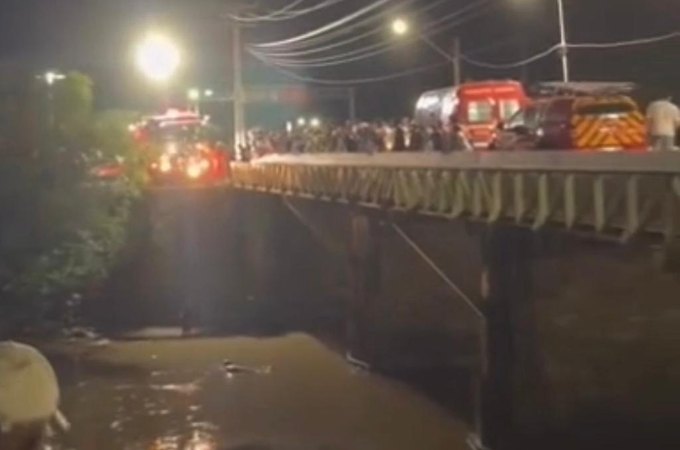 Carro com trio que assaltou casa lotérica cai no Rio Mundaú durante perseguição e um dos homens morre afogado, em União