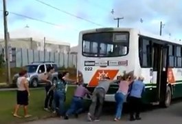 Passageiros descem para empurrar ônibus quebrado em Maceió