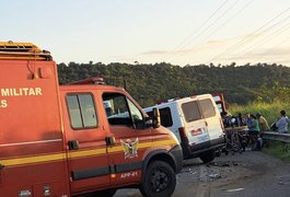 Colisão entre carro e van com pacientes de hemodiálise deixa feridos em rodovia alagoana