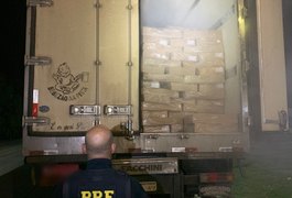 PRF apreende mais de 17,5 toneladas de frango com nota fiscal falsa no Agreste alagoano