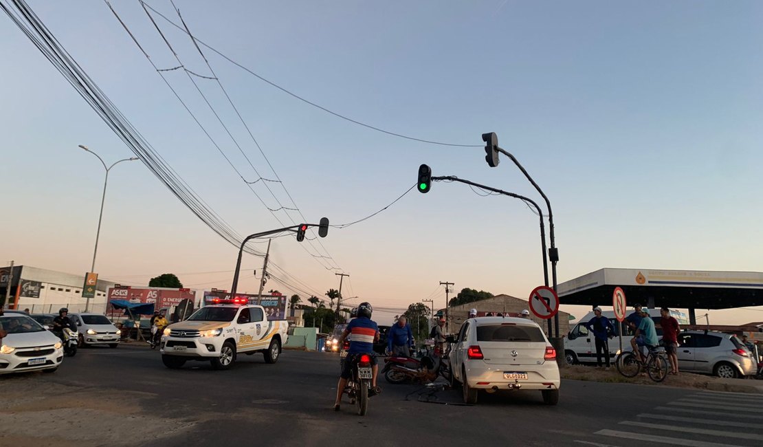 Motocicleta avança o semáforo e colide em veículo de passeio em cruzamento de rodovia, em Arapiraca